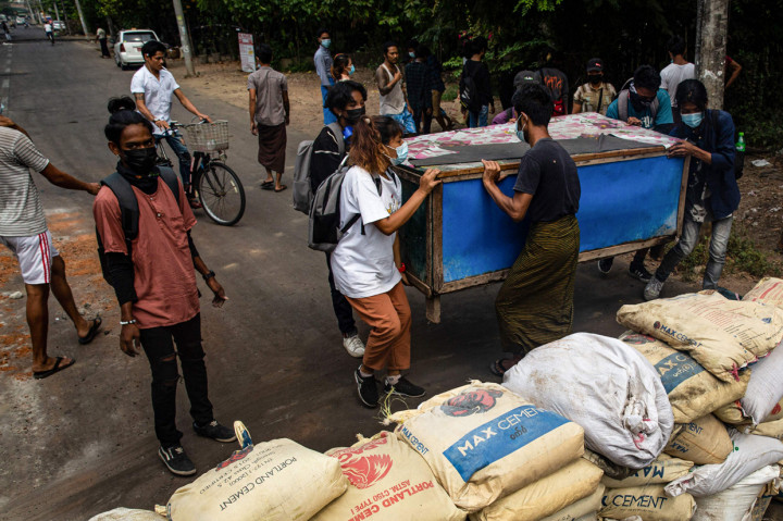 Para demonstran juga terus membuat barikade darurat menggunakan karung pasir hingga meja kayu.