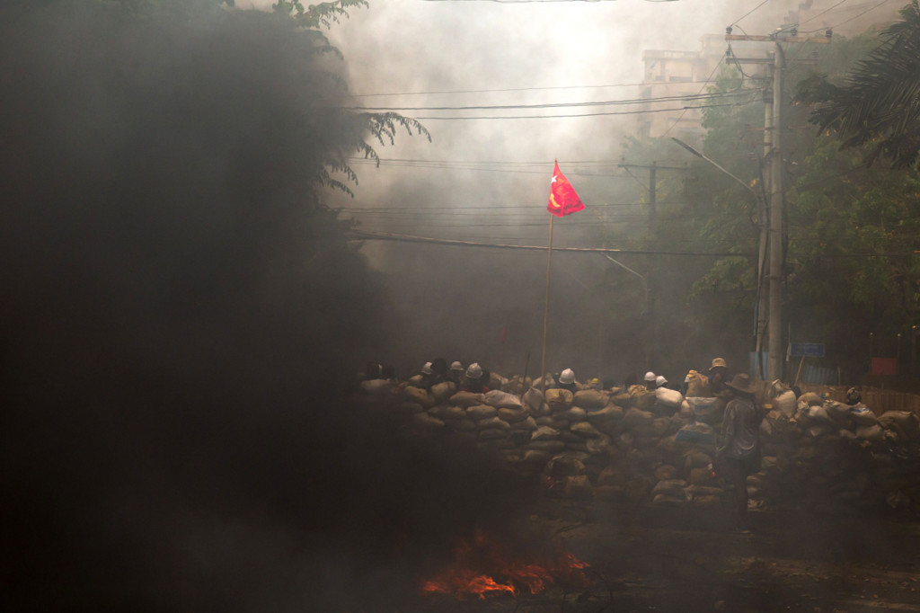 Para saksi mata mengatakan pasukan keamanan di daerah itu menembakkan senjata kaliber yang jauh lebih berat dari biasanya pada Senin untuk membersihkan barikade kantong pasir. Belum jelas jenis senjata apa yang digunakan.