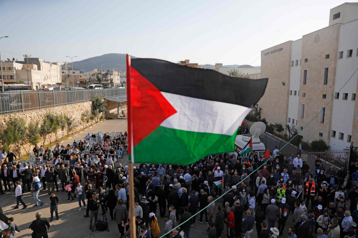 Warga Palestina mengenang hari ini sebagai peringatan 45 tahun 'Hari Tanah' alias Land Day dengan demonstrasi dan pawai yang direncanakan di beberapa kota mayoritas etnis Arab di dalam wilayah pendudukan Israel, terutama di kota-kota di mana beberapa dekade lampau polisi Israel menembak dan membunuh enam warga Palestina dan melukai banyak lainnya yang memprotes perampasan tanah mereka oleh pemerintah Zionis Israel.