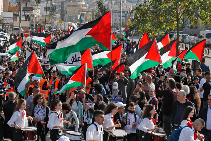 Warga Palestina di seluruh dunia memperingati Hari Tanah sejak 1976, ketika pasukan keamanan Israel menembak mati enam warga Palestina yang memprotes perampasan tanah milik warga Palestina di wilayah pendudukan Israel utara untuk membangun komunitas Yahudi. 