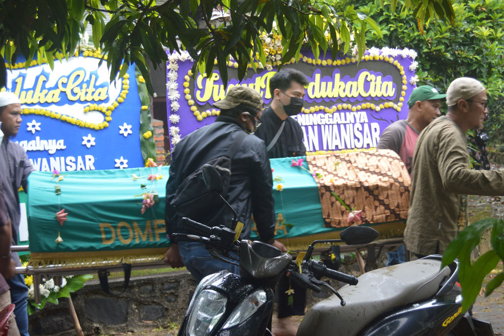 Almarhum H Sarwani atau lebih dikenal sebagai Wawan Wanisar dimakamkan di tempat pemakaman umum (TPU) Desa Kalisuren, Kecamatan Tajurhalang, Bogor, Jawa Barat pada Selasa, 30 Maret 2021 pukul 10.00 WIB.