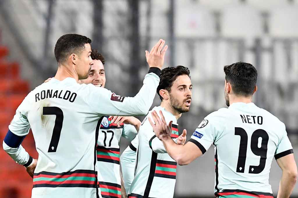 Portugal akhirnya berhasil menyamakan kedudukan berkat sundulan Diogo Jota menyelesaikan umpan Pedro Neto. Skor imbang 1-1 bertahan hingga turun minum.