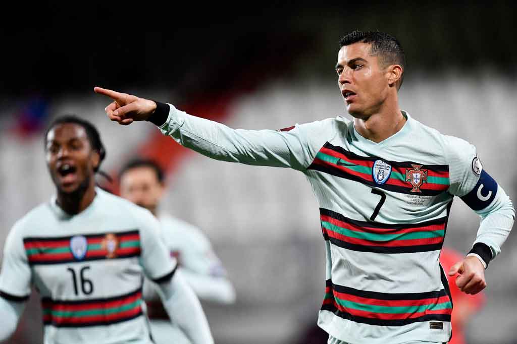 Di babak kedua, tim tamu akhirnya bisa berbalik memimpin 2-1. Ronaldo menjebol gawang Luksemburg lewat sepakan dari dalam kotak penalti.