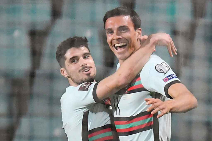 Terus menekan, Portugal akhirnya berhasil memperbesar keunggulan pada menit ke-80 lewat sundulan Joao Palhinha. Skor 3-1 bertahan hingga laga usai.