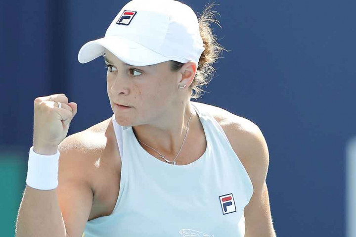 Unggulan pertama Ashleigh Barty melakukan selebrasi usai memastikan tempat di babak semifinal Miami Open 2021, usai memenangi laga padan babak delapan besar Selasa, 30 Maret 2021 malam waktu setempat.
