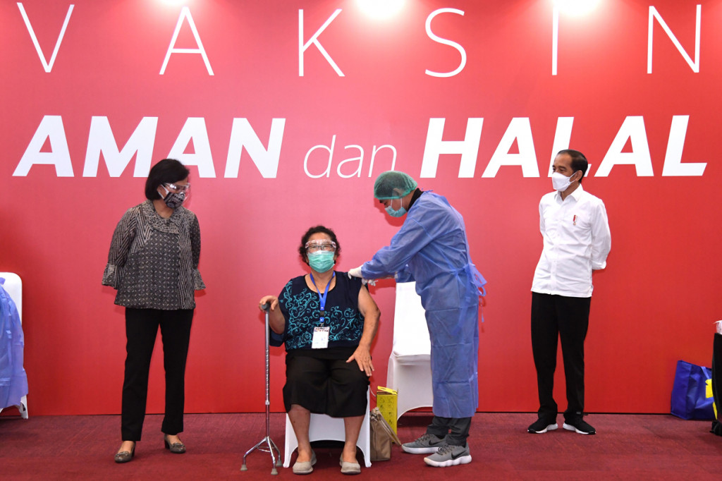 Presiden Joko Widodo meninjau jalannya vaksinasi masal yang di Gedung Bursa Efek Indonesia, Jakarta Pusat.