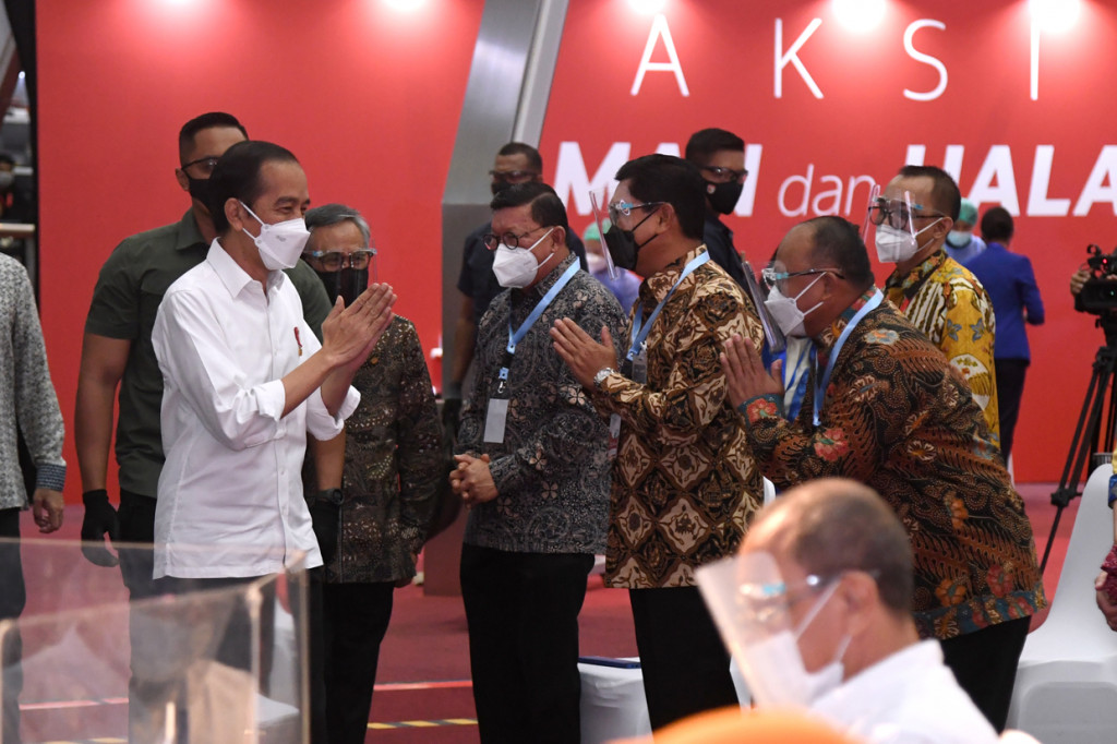 Jokowi mengatakan pekerja di sektor pasar modal dan perbankan merupakan masyarakat yang masuk dalam daftar prioritas pemerintah untuk mendapatkan vaksin covid-9. Hal ini karena mereka sering berhadapan dengan masyarakat umum.