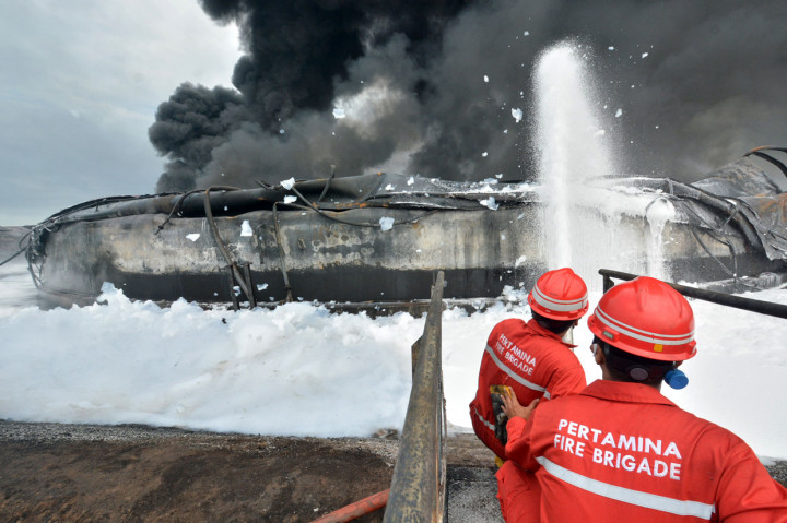 Tim HSSE & Fire Fighter Pertamina berupaya memadamkan api di lokasi insiden terbakarnya tangki penyimpan BBM di Kilang Balongan RU VI, Indramayu, Jawa Barat.