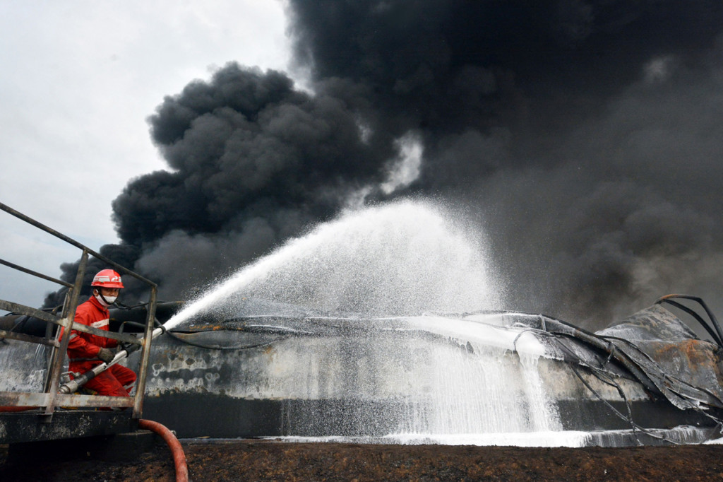 Pertamina RU VI dan Unit RU yang ada di Indonesia bersama petugas Dinas Pemadam Kebakaran Cirebon berupaya memadamkan sisa api yang masih membakar salah satu tangki. 
