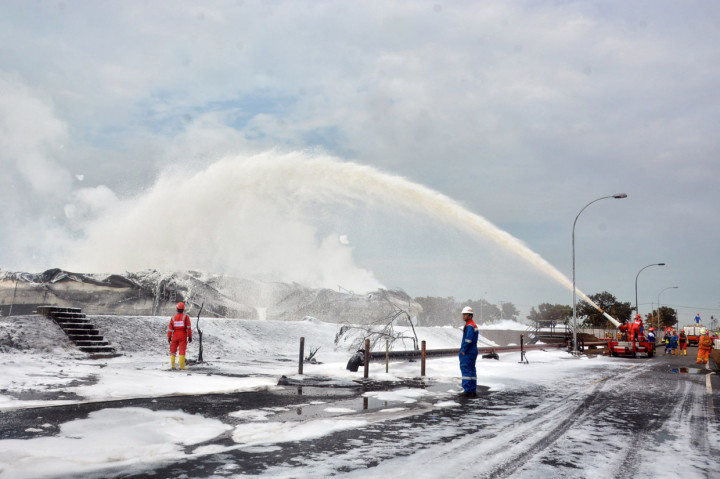 PT. Pertamina memperkirakan pemadaman kebakaran tangki T-301G di Kilang Pertamina Balongan akan berlangsung selama 5 hari.