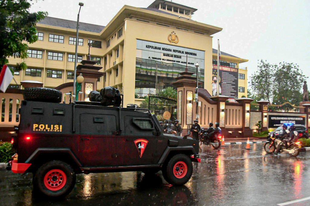 Petugas polisi menyisir jalan di sekitar gedung Markas Besar Polri di Jalan Trunojoyo seusai penembakan yang diduga terkait aksi teror yang terjadi di dalam kompleks Mabes Polri, Jakarta.