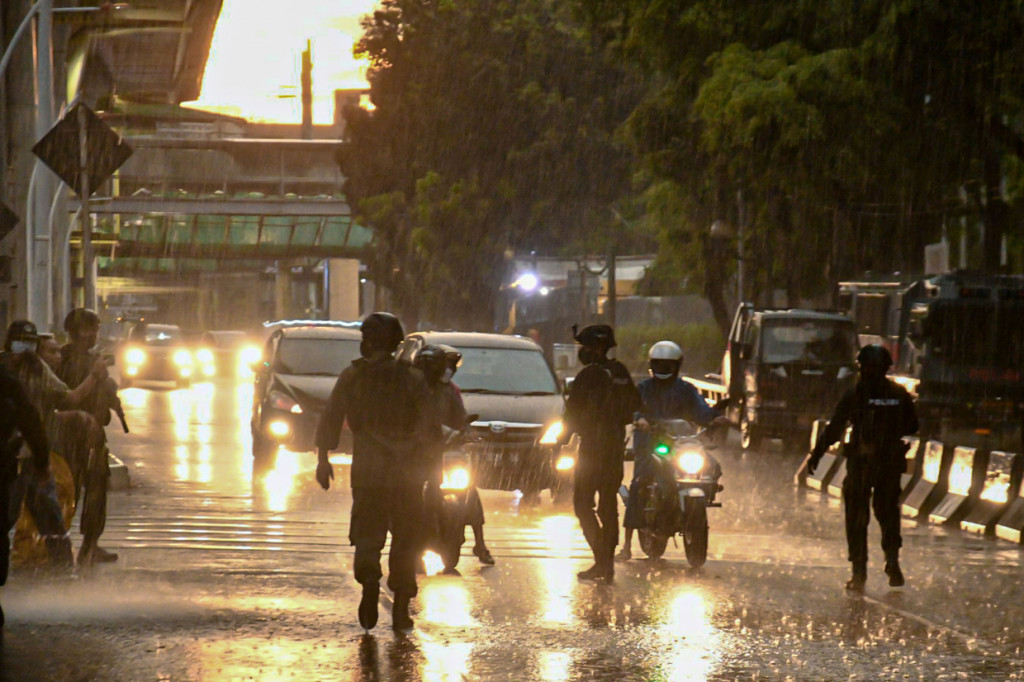 Sempat terjadi baku tembak antara polisi dan terduga teroris. Juru parkir di area Bareskrim mengaku mendengar tujuh kali tembakan dalam aksi tersebut.