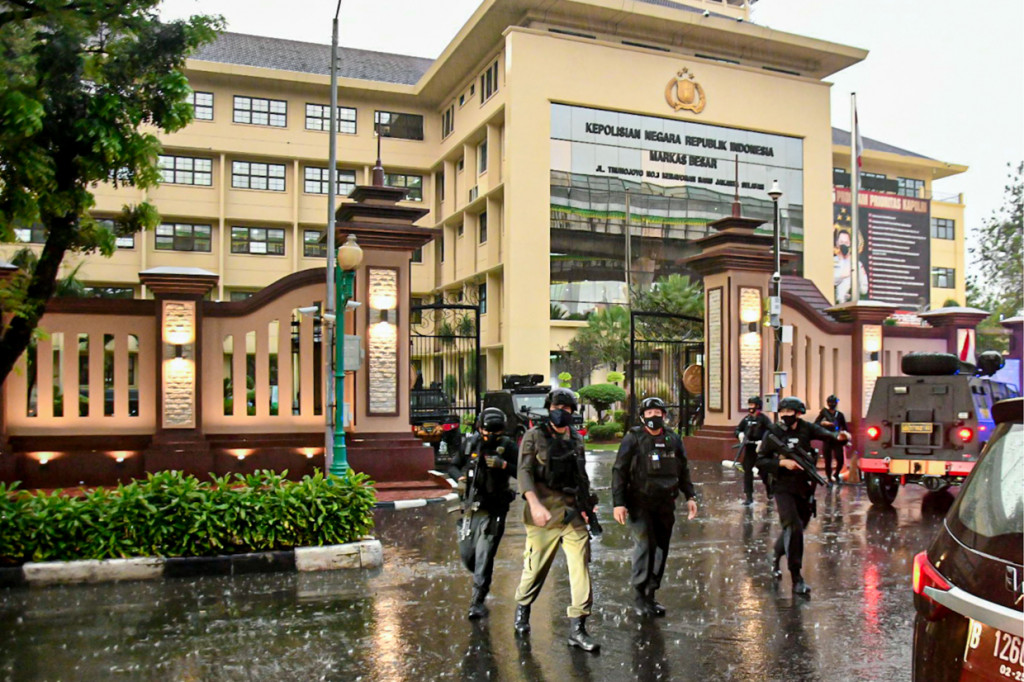 Peristiwa tersebut terjadi tak lama setelah Polri melakukan sejumlah penggerebekan terhadap terduga teroris, usai terjadi aksi teror bom bunuh diri di Makassar pada Minggu, 28 Maret 2021.