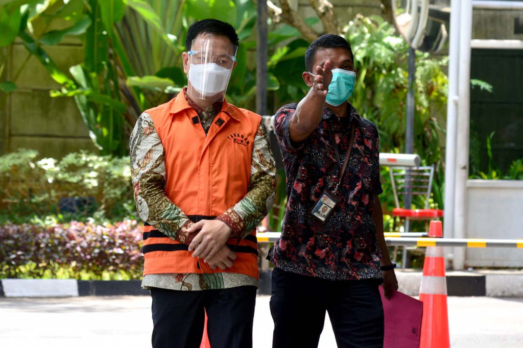 Tersangka pemberi suap kepada eks Sekretaris Mahkamah Agung Nurhadi, Hiendra Soenjoto berjalan masuk saat menjalani sidang pembacaan putusan di Gedung Komisi Pemberantasan Korupsi (KPK), Rasuna Said, Jakarta.