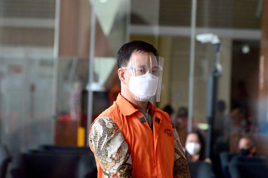 Vonis ini lebih ringan dibanding tuntutan jaksa KPK. Jaksa sebelumnya menuntut Hiendra 4 tahun penjara dan denda Rp 150 juta subsider 6 bulan kurungan.