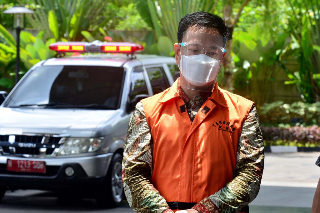 Hiendra yang merupakan Direktur PT Multicon Indrajaya Terminal dijatuhi hukuman tiga tahun denda Rp100 juta subsider enam bulan kurngan oleh majelis hakim Pengadilan Tindak Pidana Korupsi (Tipikor) pada Pengadilan Negeri Jakarta Pusat terkait penanganan perkara di MA yang melibatkan mantan Sekretaris MA Nurhadi dan menantunya Rezky Herbiono. 