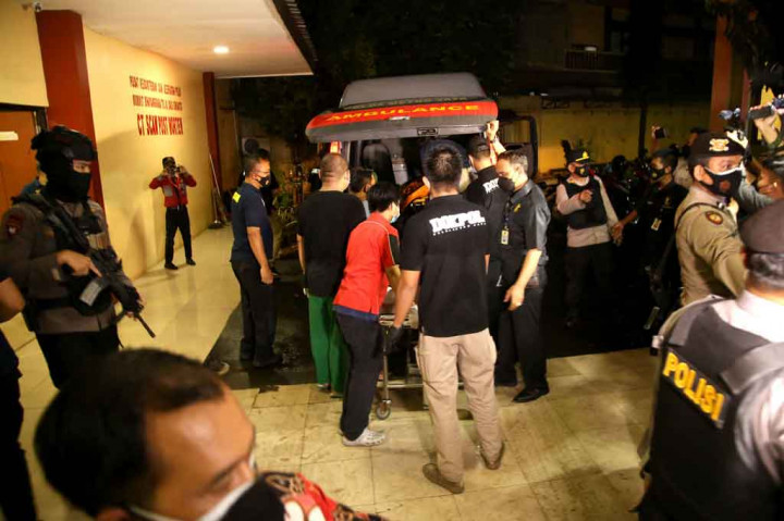 Jenazah terduga teroris pelaku penyerangan Mabes Polri, ZA, tiba di Rumah Sakit Polri Kramat Jati pada Rabu, 31 Maret 2021 pukul 19.10 WIB.