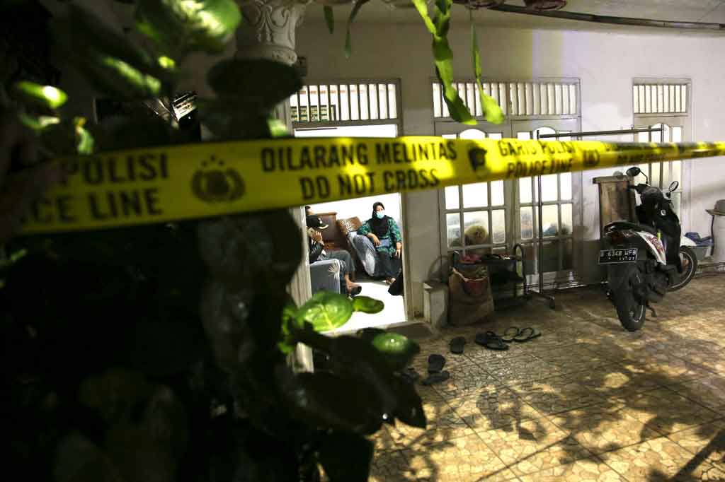 Sementara itu aparat keamanan juga telah mendatangi rumah ZA di Jalan Lapangan Tembak Gang Taqwa, Nomor 3 RT 3 RW 10, Kelurahan Kelapa Dua Wetan, Kecamatan Ciracas, Jakarta Timur. Petugas memasang garis polisi di rumah tersebut, kemudian melakukan pemeriksaan terhadap sejumlah orang dan melakukan penggeledahan.