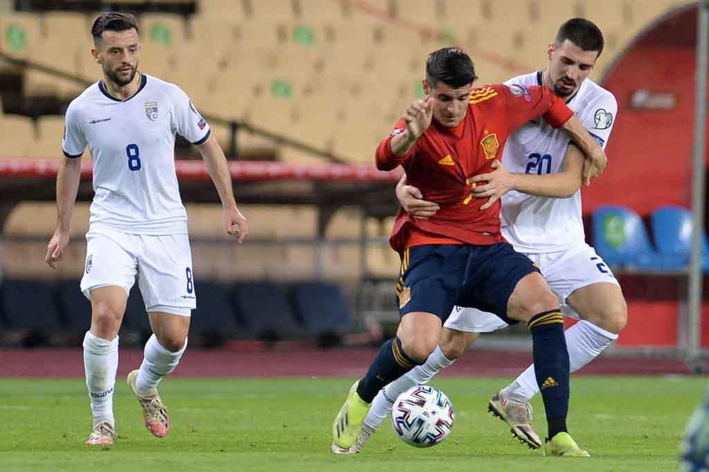 Spanyol mengurung pertahanan Kosovo sejak awal laga. Peluang pertama diperoleh lewat Alvaro Morata pada menit kedelapan yang mendapat umpan matang Jordi Alba di kotak penalti. Sayang bola masih bisa ditepis Samir Ujkani.