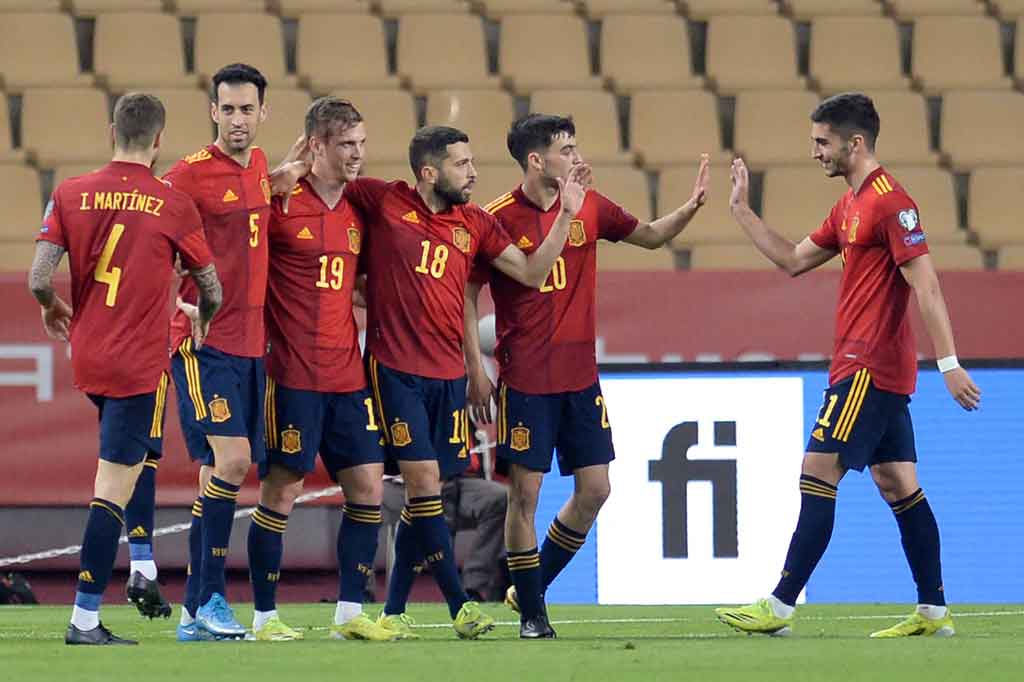 Spanyol akhirnya memecah kebuntuan pada menit ke-32. Berawal dari umpan Jordi Alba, Dani Olmo kemudian melepaskan tembakan ke sudut kiri atas yang membuat Ujkani tidak berkutik.