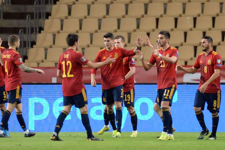 Dua menit berselang, Spanyol menggandakan keunggulan lewat serangan balik cepat yang diakhiri sepakan Ferran Torres di sisi kanan. Tendangannya ke tiang jauh tidak bisa dihalau Ujkani. Skor 2-0 bertahan hingga jeda.