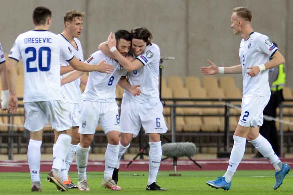 Kosovo berhasil memperkecil ketertinggalan menjadi 1-2 pada menit ke-70 menyusul blunder Unai Simon yang berusaha menghalau bola dengan maju terlalu jauh dari gawang. Bola gagal dihalau Simon dan berhasil direbut Besar Halimi yang kemudian mencocornya ke gawang yang kosong.