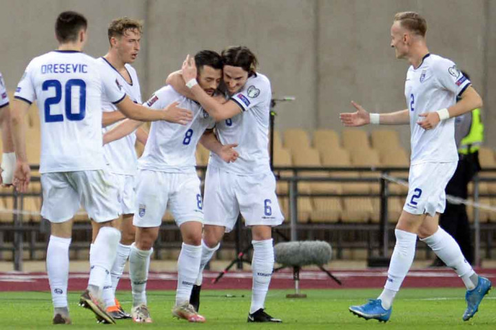 Kosovo berhasil memperkecil ketertinggalan menjadi 1-2 pada menit ke-70 menyusul blunder Unai Simon yang berusaha menghalau bola dengan maju terlalu jauh dari gawang. Bola gagal dihalau Simon dan berhasil direbut Besar Halimi yang kemudian mencocornya ke gawang yang kosong.