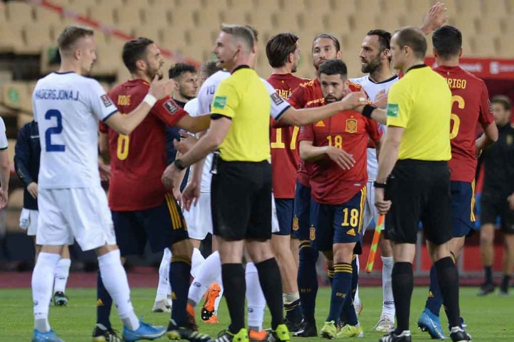 Dengan kemenangan tersebut Spanyol memimpin klasemen sementara Grup B dengan tujuh poin dari tiga laga, unggul satu poin dari Swedia yang baru bermain dua kali pada posisi kedua. Sementara Kosovo menduduki urutan terbawah tanpa poin.