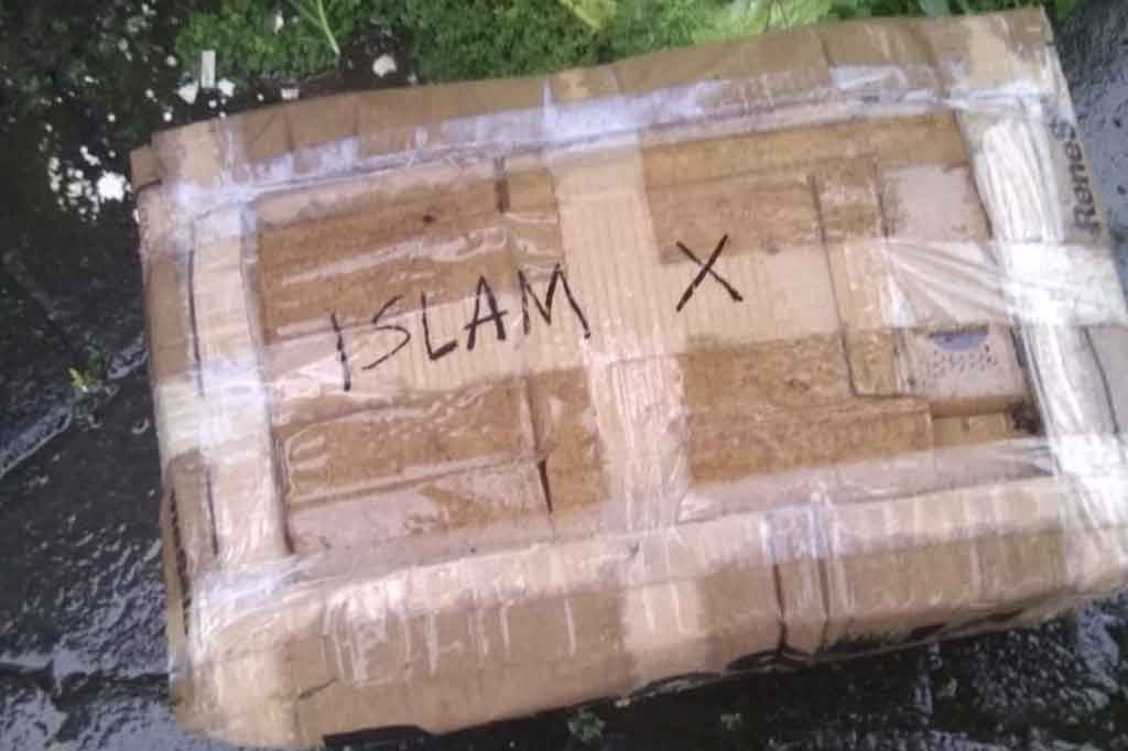 Tim penjinak bom Gegana Brimob Kepolisian Daerah Sulawesi Selatan (Polda Sulsel) mengamankan paket diduga bom di Jalan Sungai Pareman, Kota Makassar, Rabu, 31 Maret 2021. Paket burupa kardus terlilit lakban tersebut bertuliskan ISLAM X.