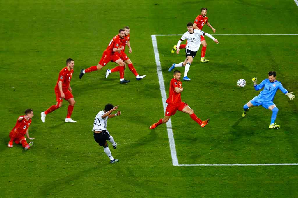 Jerman menguasai 70 persen distribusi bola pada babak pertama. Peluang pertama diperoleh lewat tembakan Leon Goretzka pada menit kesembilan. Sayang bola masih membentur mistar gawang. Sementara percobaan Serge Gnabry masih bisa dimentahkan kiper tim tamu.