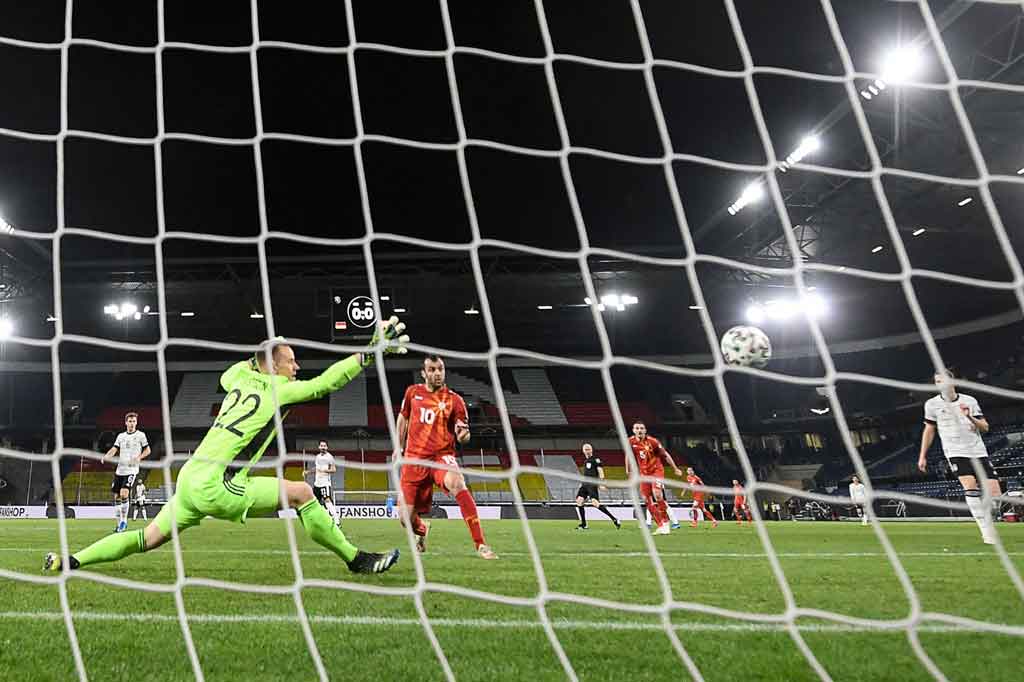 Tim tamu yang justru berhasil memecah kebuntuan lewat pemain gaek Goran Pandev yang sudah berusia 37 tahun. Pandev menusuk ke kotak penalti tanpa terkawal untuk kemudian melesakkan bola ke gawang Jerman pada perpanjangan waktu babak pertama.