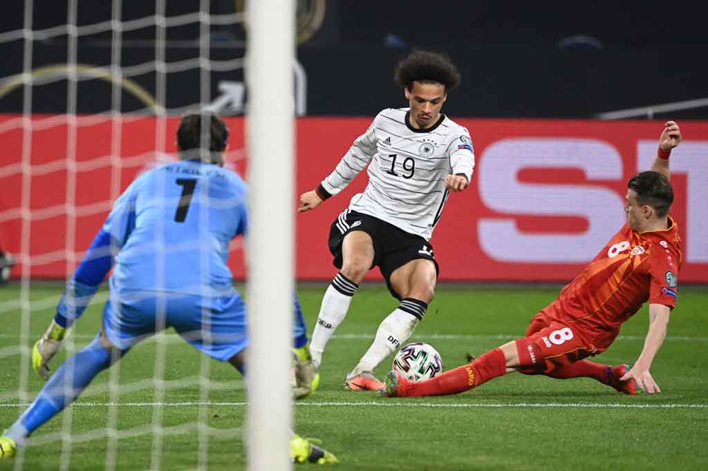 Pada menit ke-60 tuan rumah mendapat hadiah penalti setelah Leroy Sane dilanggar oleh Egzijan Alionski di kotak terlarang.