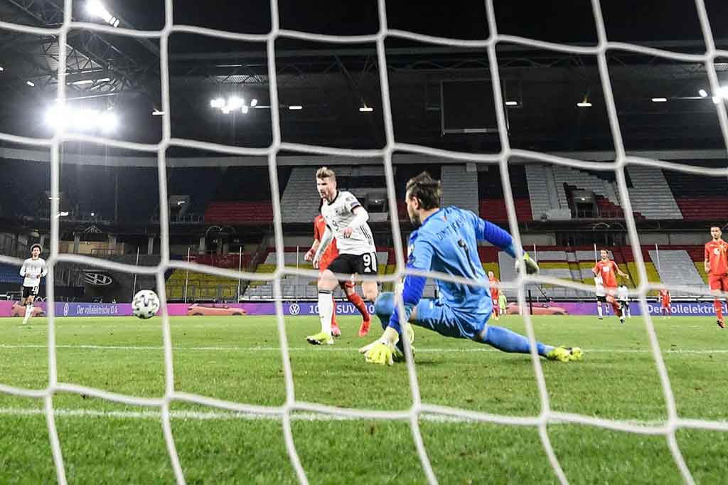 Setelahnya, Jerman terus menekan dan mendapat peluang emas lewat Timo Werner sekitar 10 menit menjelang bubaran. Gundogan yang dalam posisi berhadapan satu lawan satu dengan kiper lawan justru mengoper bola ke arah Werner. Sayang Werner gagal mengontrol bola dan peluang yang sudah di depan mata sirna begitu saja.