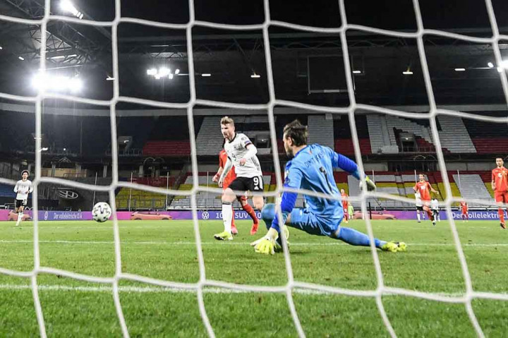 Setelahnya, Jerman terus menekan dan mendapat peluang emas lewat Timo Werner sekitar 10 menit menjelang bubaran. Gundogan yang dalam posisi berhadapan satu lawan satu dengan kiper lawan justru mengoper bola ke arah Werner. Sayang Werner gagal mengontrol bola dan peluang yang sudah di depan mata sirna begitu saja.