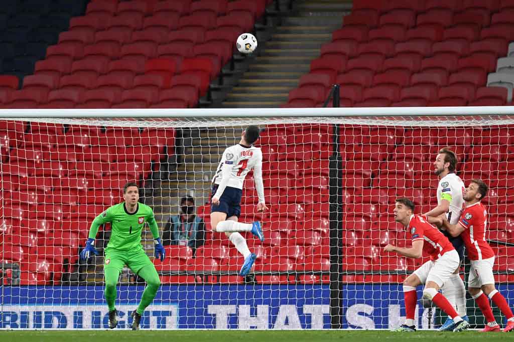 Inggris mendominasi pertandingan sejak wasit meniup peluit tanda pertandingan dimulai. Tuan rumah kemudian mendapatkan peluang pertama pada menit kedelapan lewat tandukan Phil Foden menyambut umpan silang ben Chilwell. Sayang bola masih melambung.