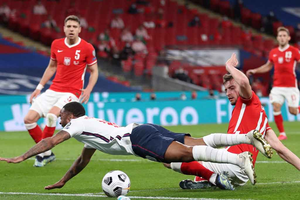 Pada menit ke-17 tuan rumah mendapat hadiah penalti setelah Raheem Sterling dilanggar Michal Helik di kotak terlarang.