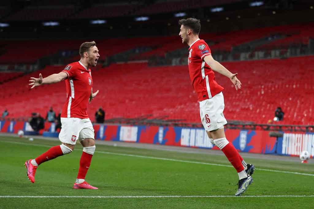 Momentum berubah untuk tim asuhan Gareth Southgate ketika John Stones melakukan kesalahan yang membuat gelandang Jakub Moder menyamakan kedudukan pada menit ke-58. Stones membuang bola namun berhasil direbut Moder sebelum melepaskan tembakan setelah bertukar umpan yang cepat dengan rekannya. Skor menjadi imbang 1-1.