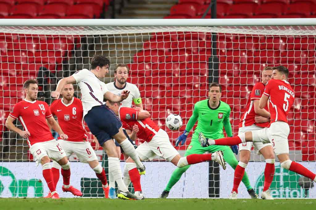 Harry Maguire akhirnya berhasil mencetak gol penentu kemenangan timnya lima menit menjelang laga usai lewat sontekan meneruskan umpan sundulan John Stones.