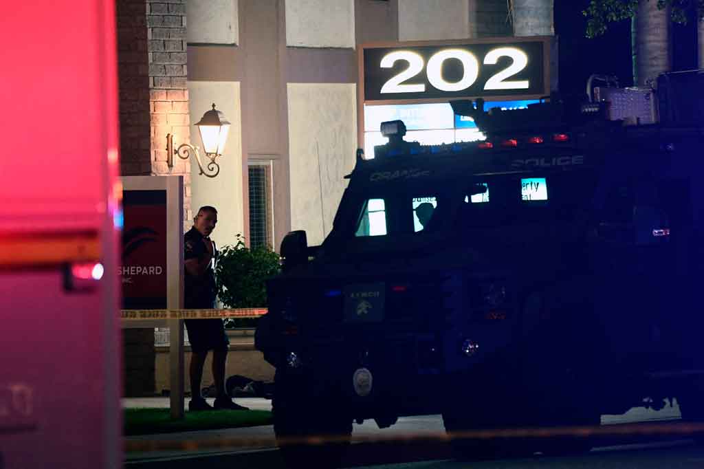 Petugas melakukan penyelidikan di luar bangunan tempat beberapa orang meninggal dunia dalam penembakan di Orange, California, Rabu, 31 Maret 2021 waktu setempat.