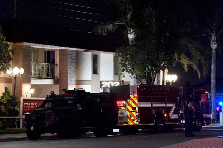 Letnan Jennifer Amat, juru bicara Departemen Kepolisian Orange, mengatakan petugas menerima telepon sekitar pukul 17:30 terkait adanya penembakan di 202 W. Lincoln Avenue di Orange. Penembakan terjadi di kompleks perkantoran dua lantai berwarna krem ??yang berisi sejumlah bisnis kecil.
