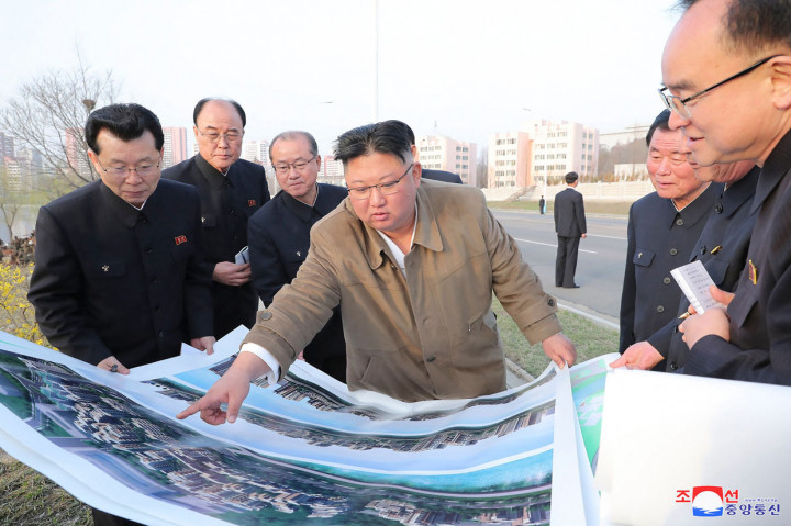 Pemimpin Korea Utara Kim Jong-un memberikan arahan kepada stafnya saat mengunjungi lokasi konstruksi pembangunan gedung apartemen di tepi Sungai Pothong, Korea Utara.