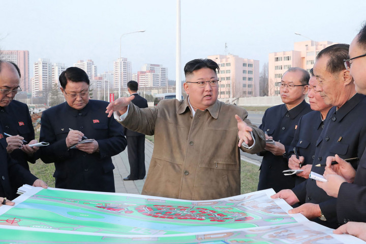 Kunjungan Kim Jong-un ini dalam rangka untuk meninjau bagian dari pembangunan proyek 50.000 apartemen baru di Pyongyang.
