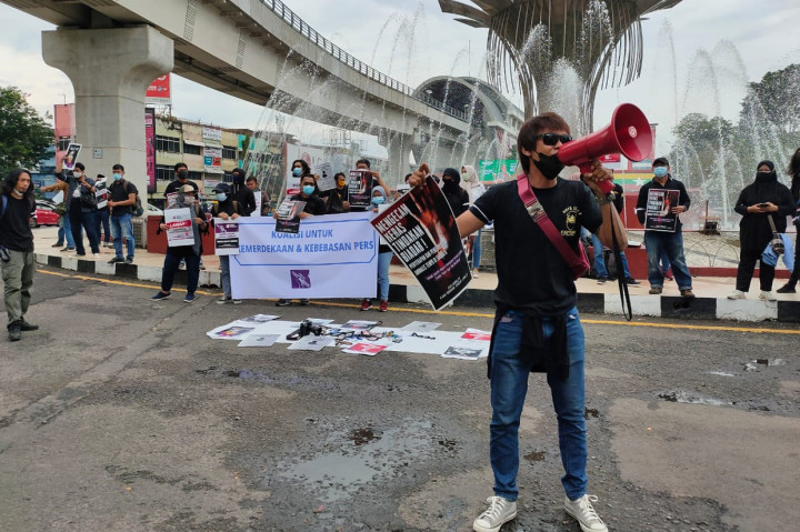 Gelombang unjuk rasa mengecam kekerasan terhadap jurnalis Tempo, Nurhadi, berlangsung di berbagai daerah. Di Palembang, puluhan awak media dari berbagai organisasi menggelar aksi demonstrasi mendesak polisi mengusut tuntas kasus itu.