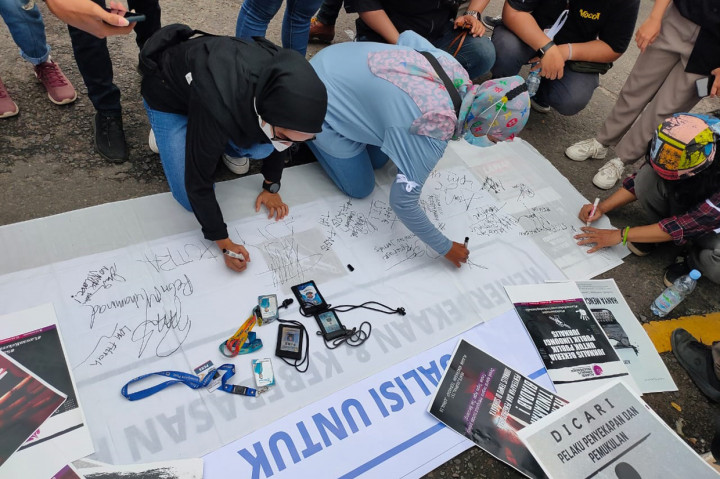 Aksi damai ini digelar di Bundaran Air Mancur Palembang, Kamis, 1 April 2021. Para jurnalis membawa spanduk dan poster beragam tulisan kecaman dan penolakan kekerasan, penandatanganan petisi, aksi parade poster, orasi teatrikal, dan pembagian masker dengan menerapkan standar protokol kesehatan Covid-19.