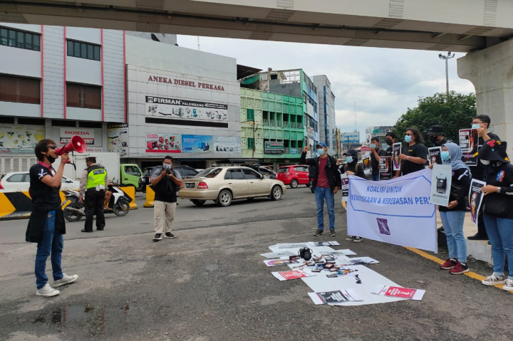 Koordinator Aksi Prawira Maulana menyesalkan kasus penindasan dan sikap tidak adil masih dirasakan para pemburu berita. Bahkan jurnalis di Indonesia sering menerima kekerasan dan tidak dihargai.