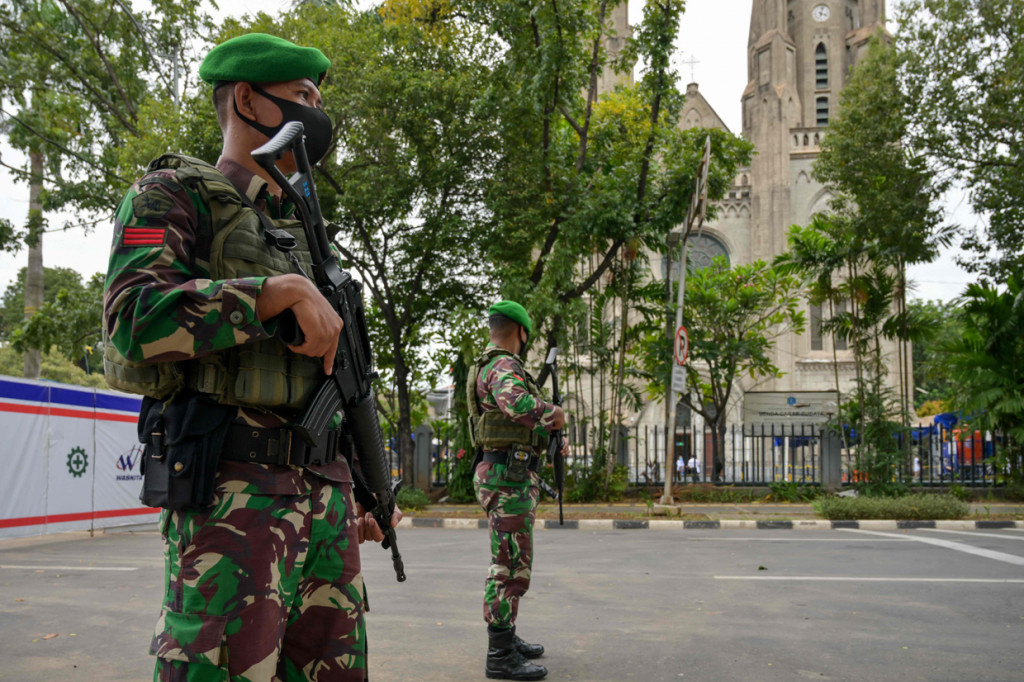 Anggota kepolisian berjaga di depan Gereja Katedral, Jakarta.
