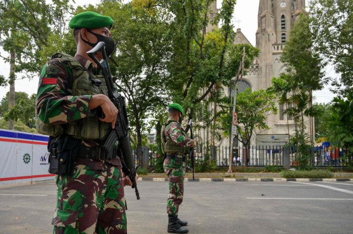 Anggota kepolisian berjaga di depan Gereja Katedral, Jakarta.