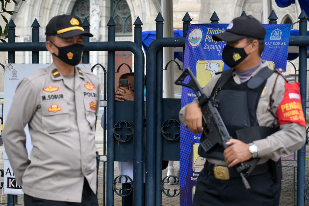 Sebanyak 150 personel gabungan TNI, Polri, dan Satpol PP melakukan pengamanan jelang rangkaian perayaan hari Paskah yang dimulai hari ini.