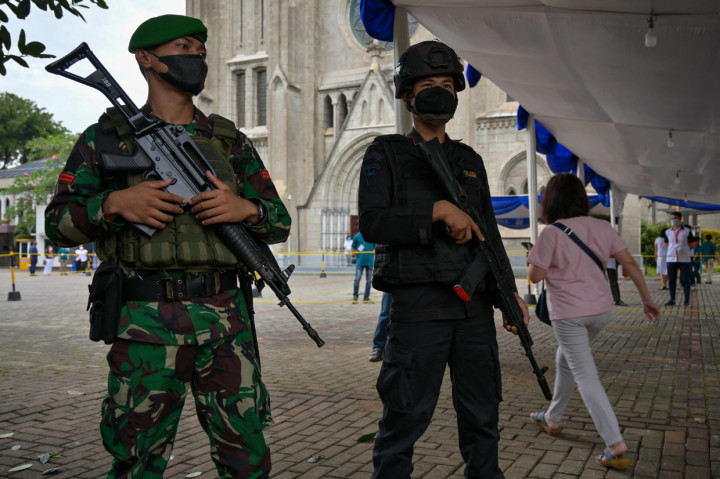 Penjagaan diperketat setelah sebelumnya terjadi teror bom di gereja Katedral Makassar dan juga serangan di Mabes Polri, Jakarta Selatan.