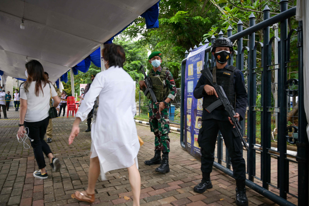 Sejumlah aparat kepolisian bersenjata laras panjang berpatroli di luar area Gereja Katedral Jakarta. Kendaraan taktis (rantis) juga disiagakan di sekitar area Gereja Katedral Jakarta. Pintu keluar masuk jemaat juga hanya dibuka di satu titik dan akan dijaga ketat.
